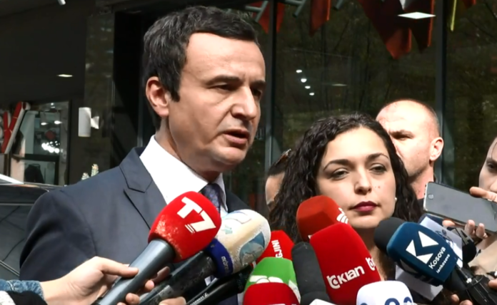 Albin Kurti dhe Vjosa Osmani priten me protesta në Trepçë - GazetaBlic