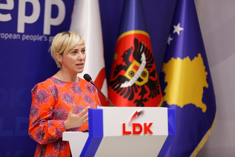 Sibel Halimi  Qytetarë mos lejoni t ju mashtrojnë  Albin Kurti dhe Hekuran Murati  kthejuni arsyes shtetërore 