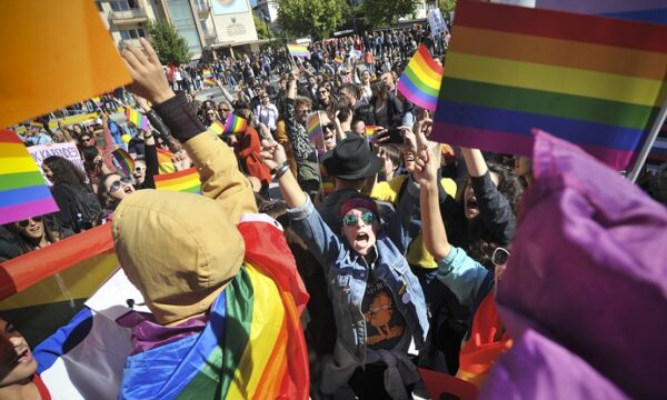 Ambasadat  Në Kosovë po vazhdon diskriminimi dhe gjuha e urrejtjes ndaj personave LGBTIQ 