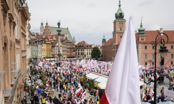 Mijëra polakë në Varshavë protestojnë ndaj  politikave helmuese të klimës  së Bashkimit Evropian