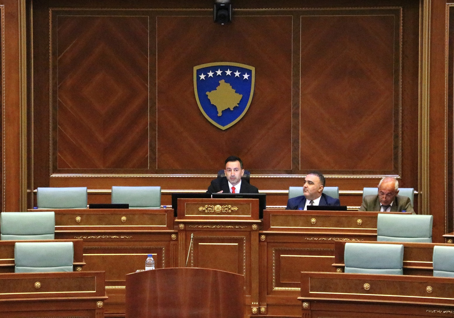 Zëvendësimi i deputetëve  Kelmendi e Qorolli në vend të Pecit e Thaçit 