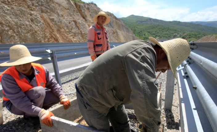 nje-kompani-kineze-e-sanksionuar-nga-shba-ja-ne-gare-per-ndertimin-e-autostrades-se-malit-te-zi