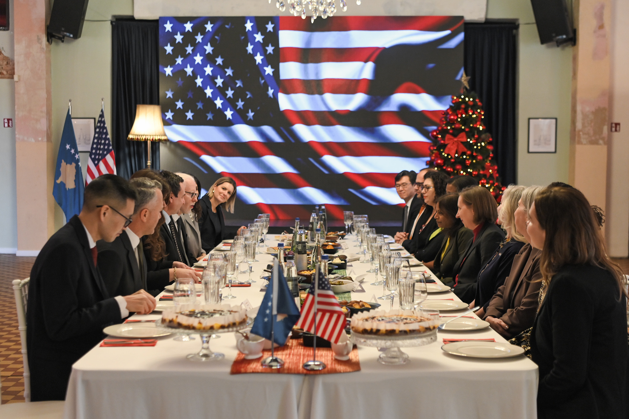 Kurti shtroi drekë për Prattipatin dhe stafin e Ambasadës Amerikane