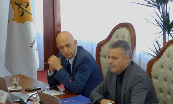 Anëtarët lëshojnë sallën  përfundon mbledhja e KPK së ku u kërkua të futet në rend dite shkarkimi i Besim Kelmendit