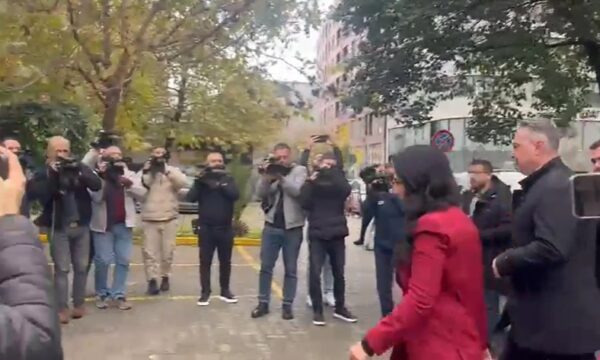 Belinda Balluku del nga gjykata  seanca shtyhet me dy orë  s e thotë asnjë fjalë për gazetarët