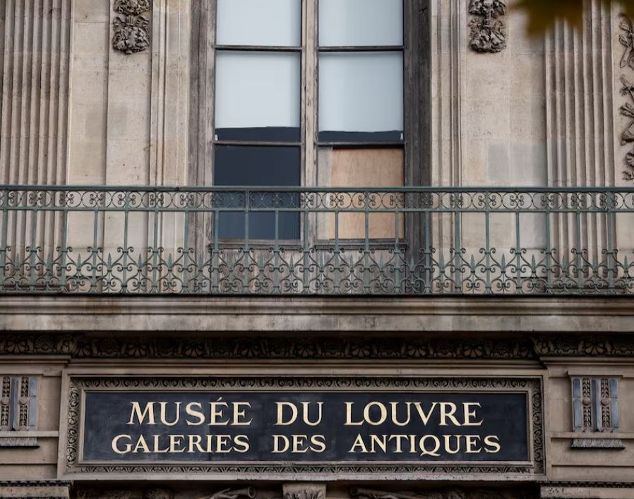 Arrestohen katër të dyshuar të tjerë në hetimin për grabitjen e Luvrit