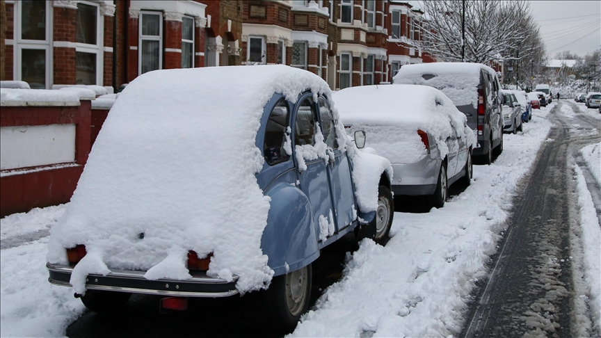 Reshje bore në Angli  mbi 100 shkolla të mbyllura dhe mijëra banesa pa energji