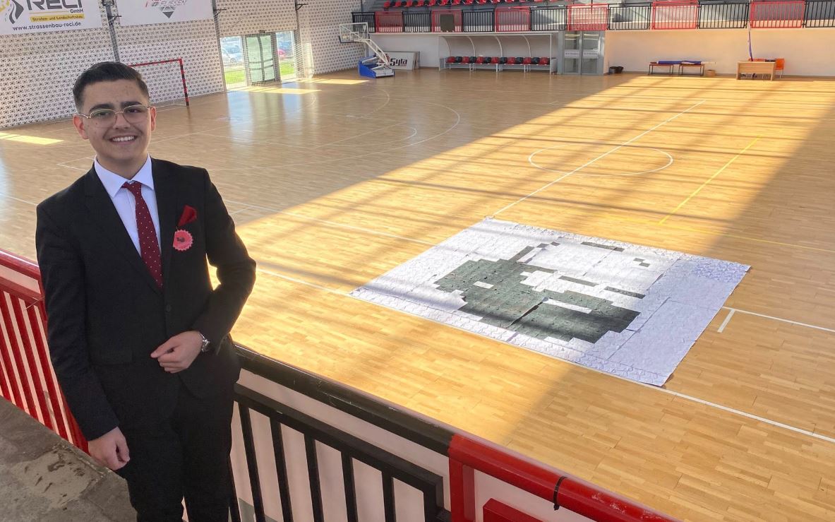 Afro 11 mijë thyerje të letrave  i riu nga Skenderaj me vepër gjigante kushtuar Adem Jasharit