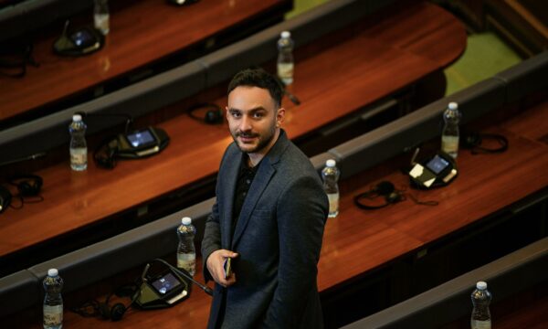 Guri  LVV ja po perëndon  presin shpëtim prej mërgatës