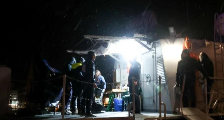 tragjedi-ne-greqi-permbytet-anija-me-emigrante-tre-te-vdekur