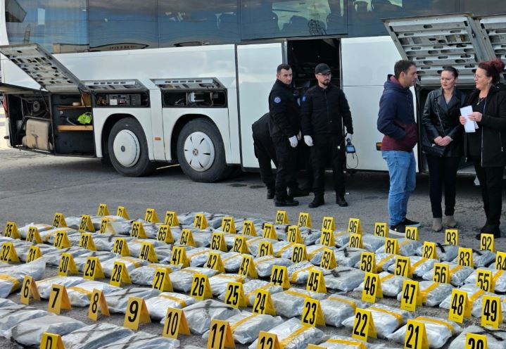 120 kg  pamje të drogës që u kap në autobusin nga Shqipëria
