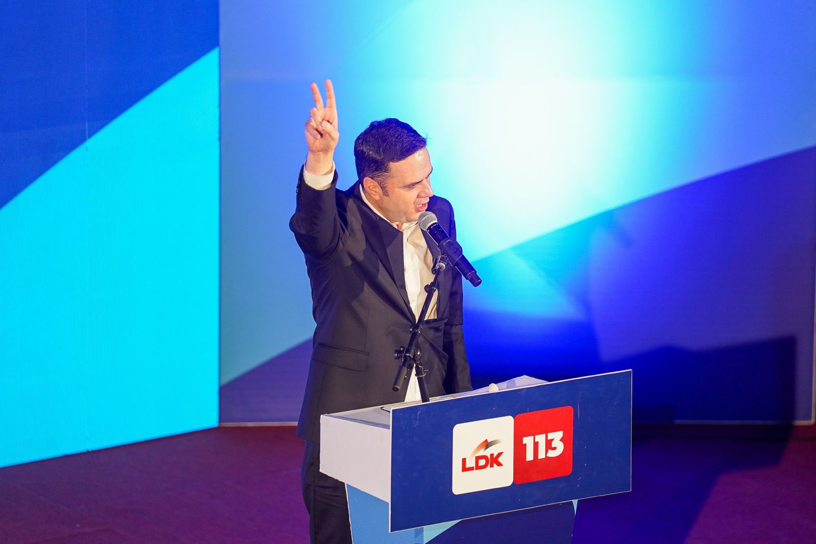 Abdixhiku  VV së  Koha juaj po mbaron  Prishtina nuk përdoret për beteja primitive të Don Kishotit me Sanço Pançot e tij