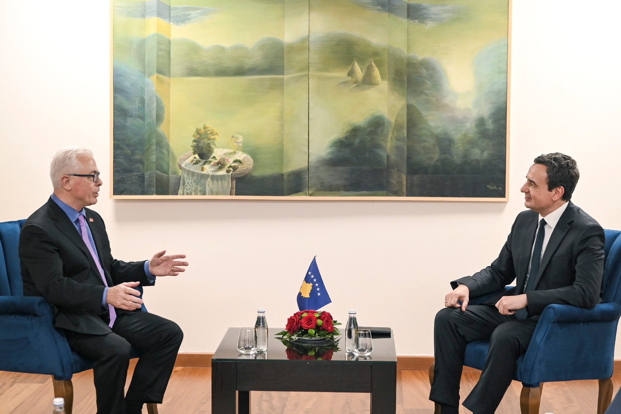 Kurti pret në takim veprimtarin shqiptaro amerikan  flasin për reforma dhe siguri