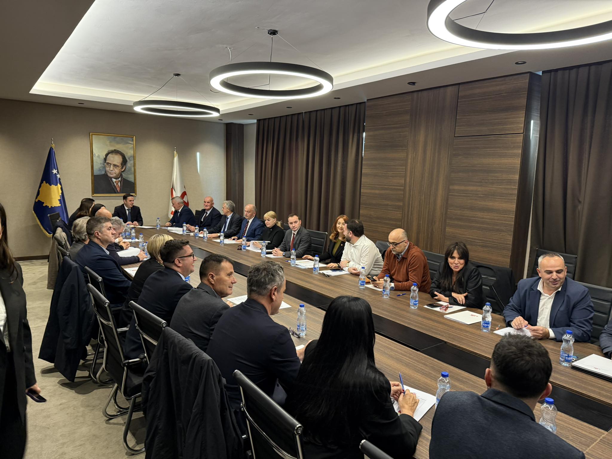 Gati tri orë që nga nisja e mbledhje së Kryesisë së LDK së ku pritet të caktohet kandidati për kryeministër