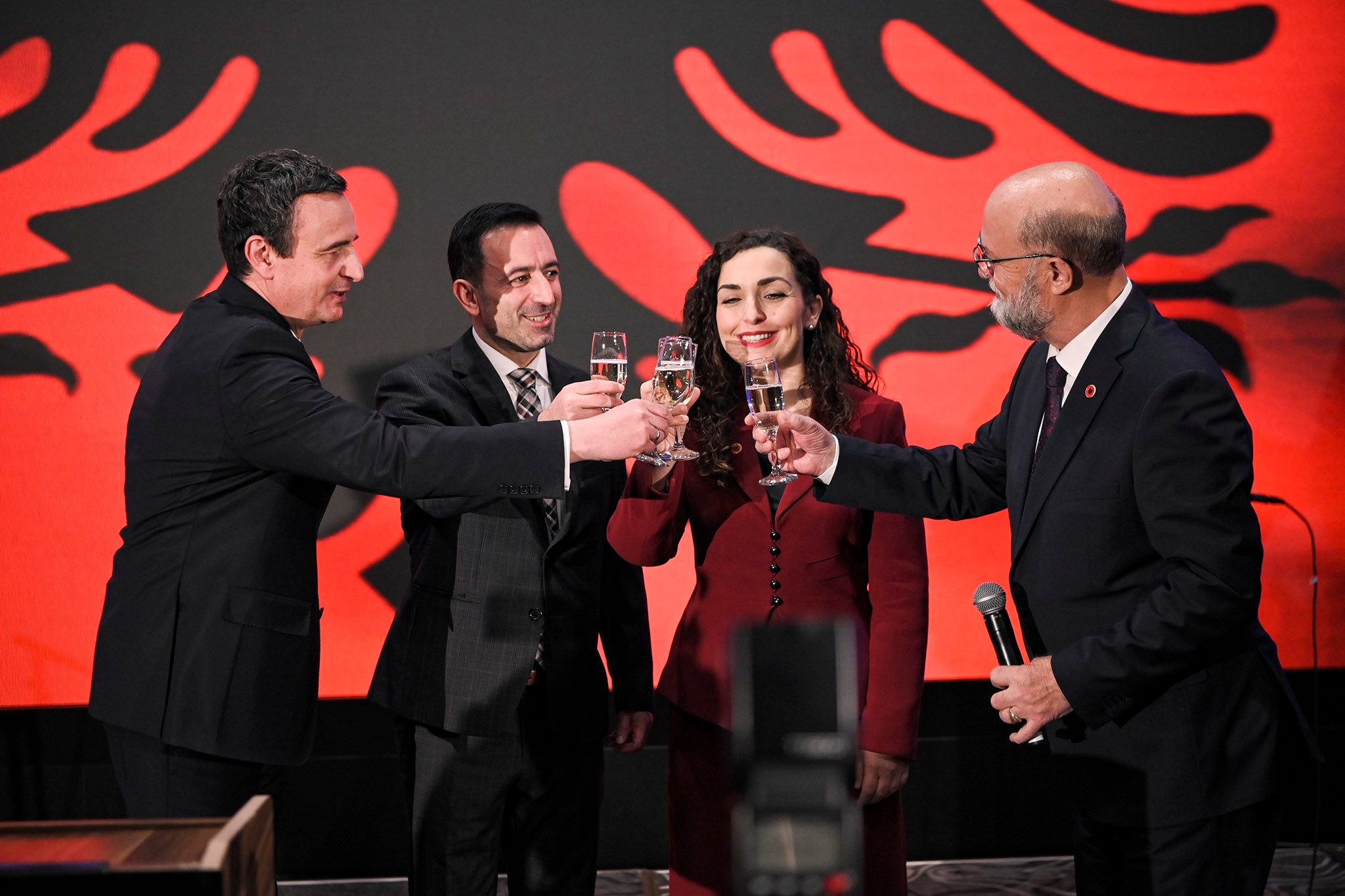 Basha  28 Nëntori na mban bashkë dhe kujton sakrificat shekullore