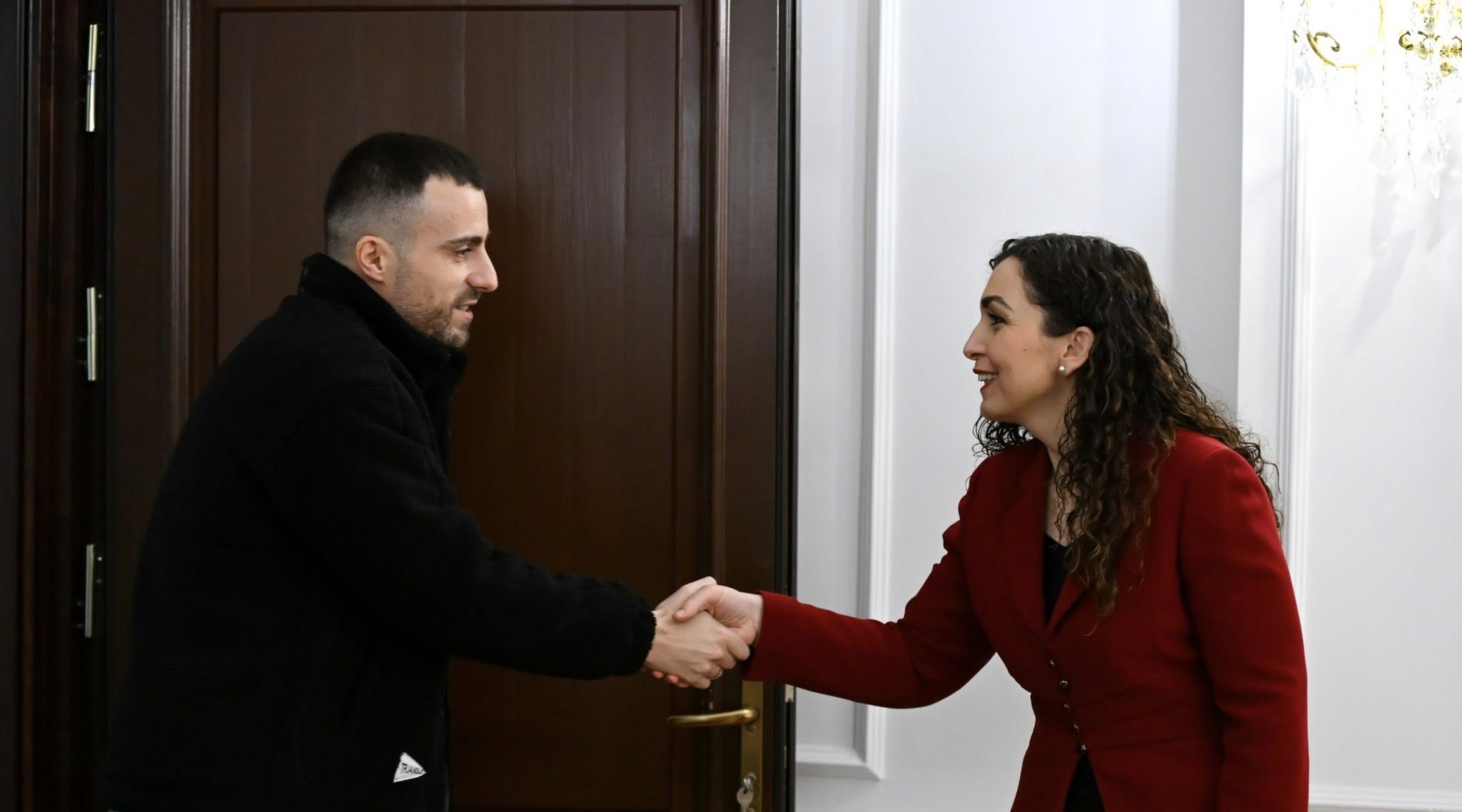 Osmani pret në takim Arbnor Spahiun pas lirimit nga Serbia  Qytetarët të shmangin udhëtimin përmes Serbisë