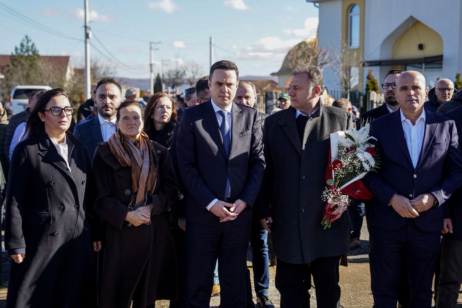 Abdixhiku me bashkëpartiakë bëjnë homazhe te varri i Xhemail Mustafës në 25 vjetorin e vrasjes së tij