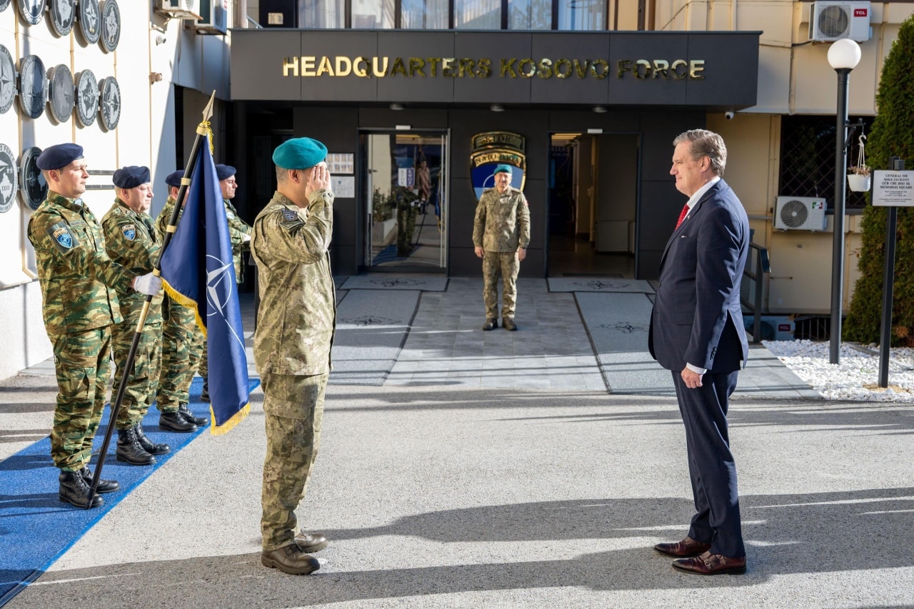 Kongresmenët amerikanë shkojnë në KFOR  Komandanti u jep informacione për situatën e sigurisë
