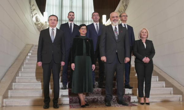 Kosova dhe Bosnja s kanë marrë asgjë nga Plani i Rritjes  Komisioni Evropian  Përfituesit ta respektojnë kalendarin