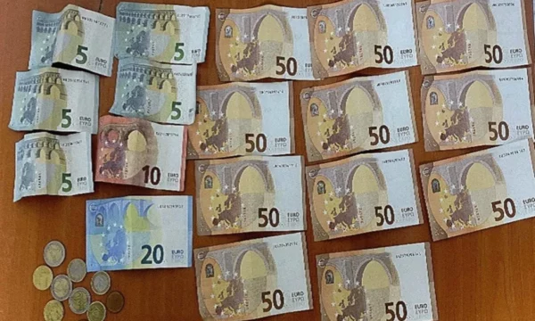 Tre fëmijë dorëzojnë në polici dokumente dhe 614 euro të gjetura në Ferizaj