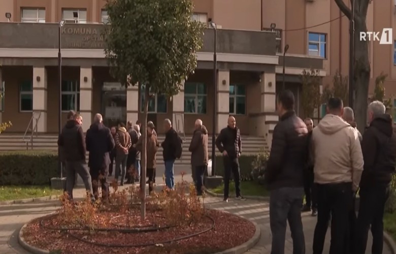 Punëtorët e sigurimit protestojnë për pagat para Komunës së Prishtinës