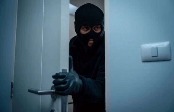 Vidhen stoli ari dhe një pushkë gjuetie në Senik të Malishevës