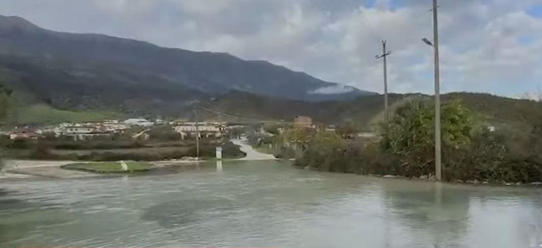 Banesa nën ujë  ura të dëmtuara   reshjet përmbysin jugun dhe juglindjen e Shqipërisë