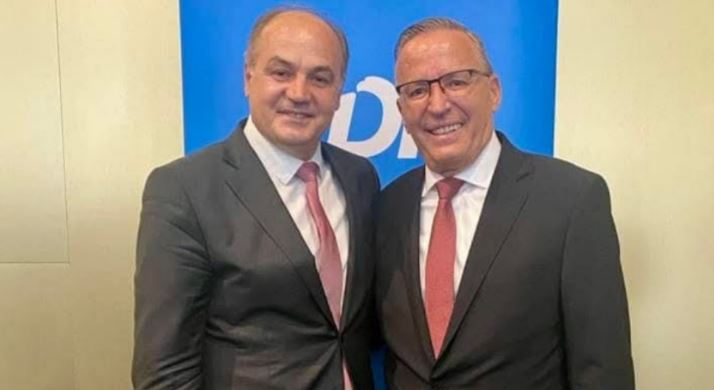  Enver Hoxhajn e kam mik  kam me vazhdu me e pasë mik  pa hatërmbetje   Hamza  Ka mujtë me qenë kushdo në garë  e kisha mirëprite