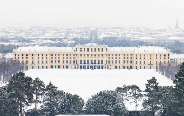 Bora mbulon Pallatin Schonbrunn në Vjenë