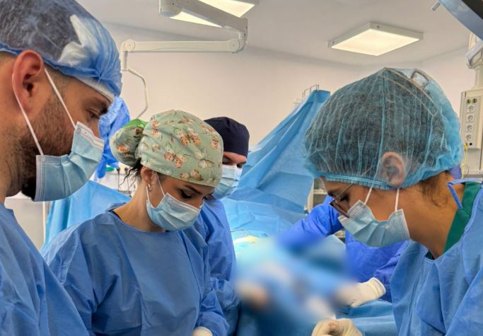 Për herë të parë në QKUK kryhen dy operacione për vendosjen e protezave të supit