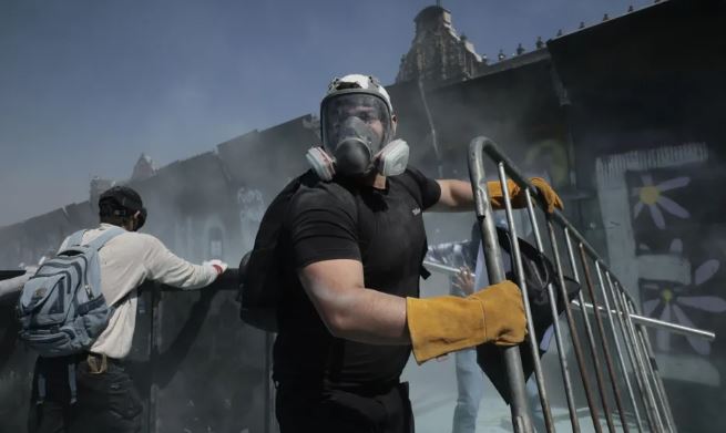 Protestohet kundër qeverisë në Meksikë  120 persona lëndohen nga përleshjet