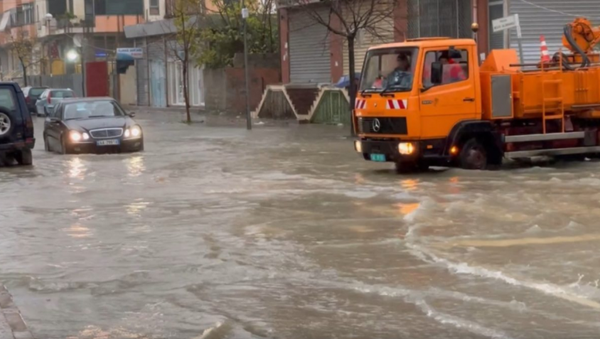 mot-i-keq-ne-gramsh-te-shqiperise-vendi-ne-erresire-pezullohet-mesimi-dhe-linjat-e-transportit