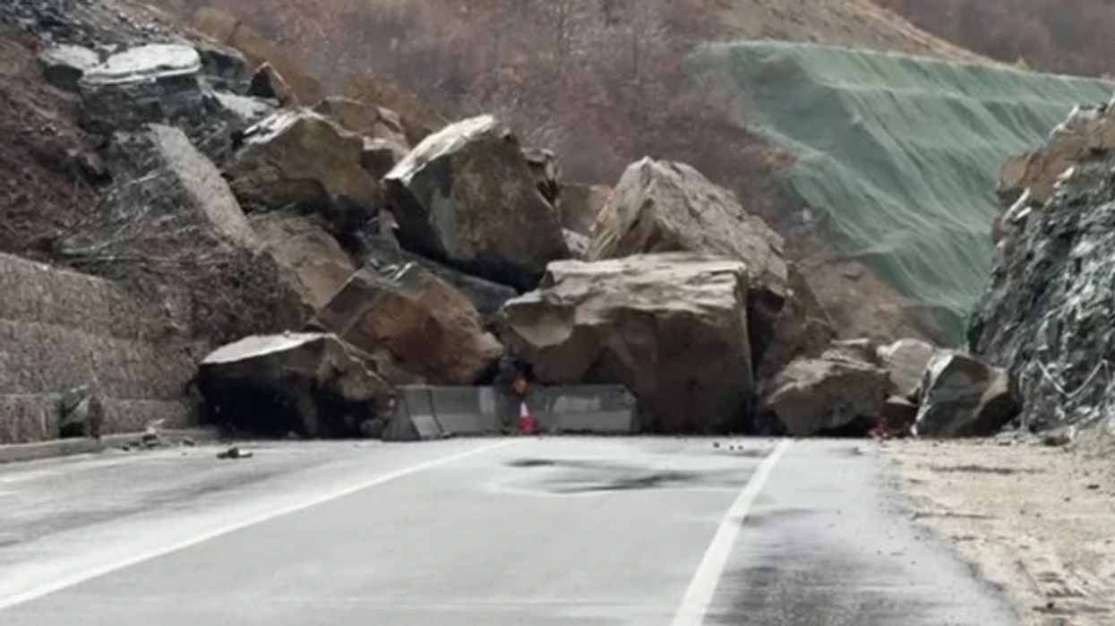 Rrëshqitja masive e shkëmbinjve bllokon rrugën Qukës Qafë Plloçë