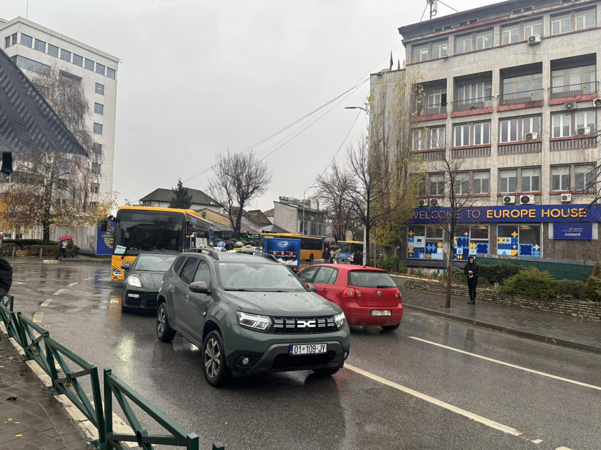 Përfundon protesta e punëtorëve të transportueseve publikë dhe privatë