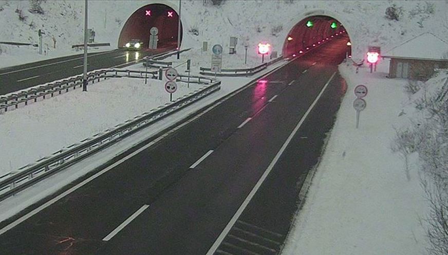 Nis qarkullimi në rrugët kryesore të Kroacisë pas reshjeve të dëborës