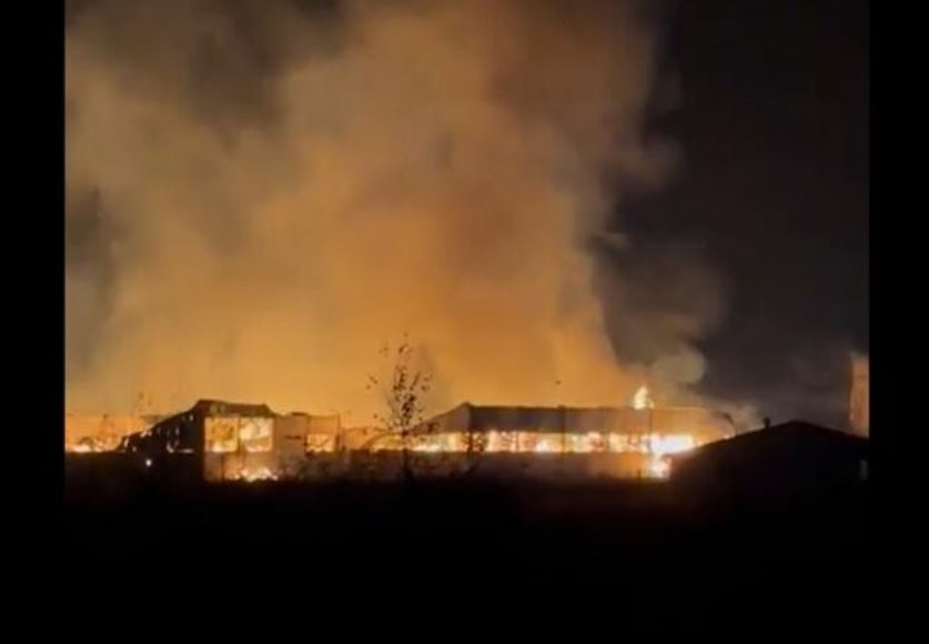 ende-nuk-eshte-shuar-zjarri-qe-kaploi-fabriken-ne-ferizaj