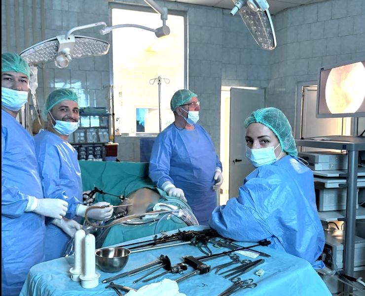 I hiqet cist rreth 20 cm një pacienti me laparoskop në Spitalin e Pejës