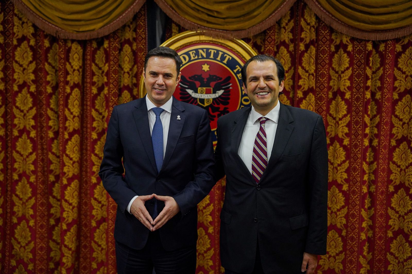 abdixhiku-publikon-video-nga-vizita-te-familja-rugova-ku-uke-rugova-u-zyrtarizua-si-kandidat-per-deputet-presidenti-ka-vetem-ditelindje