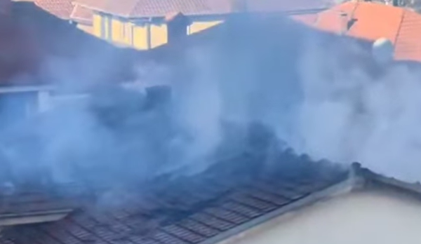 merr-flake-kulmi-i-nje-shtepie-ne-bregun-e-diellit-ne-prishtine-zjarrfikesit-e-policia-e-vendosin-situaten-nen-kontroll