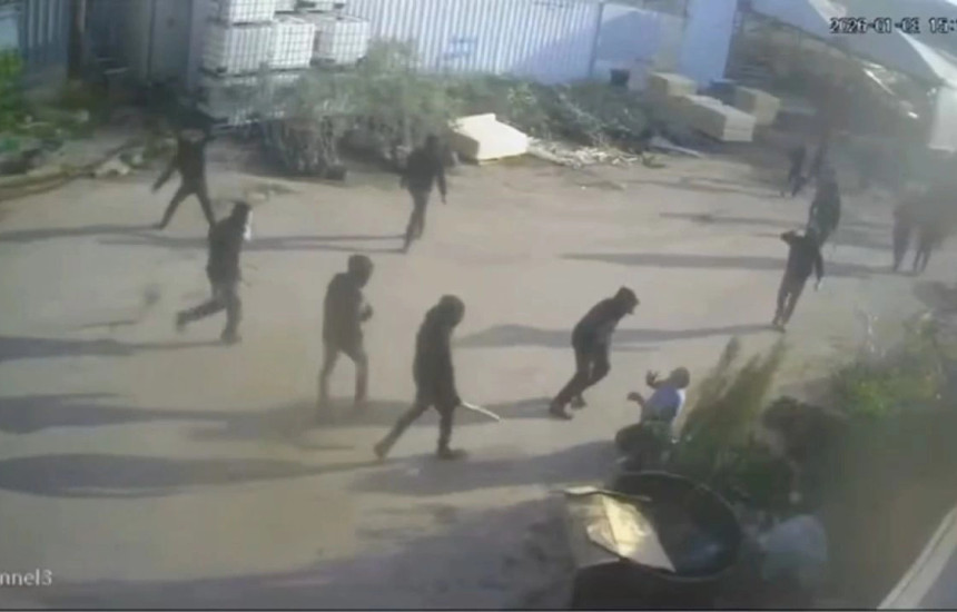 E tmerrshme  Izraelitë të maskuar dhunojnë me shkopinj palestinezin 67 vjeçar