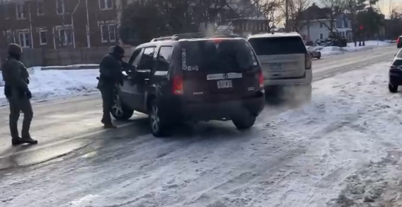 Publikohen pamjet  momenti kur agjentët federalë të imigracionit qëllojnë për vdekje një grua në Minneapolis