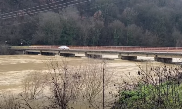 Ura mbi lumin Drin në fshatin Gjonaj të Prizrenit rrezikon të shembet nga vërshimet