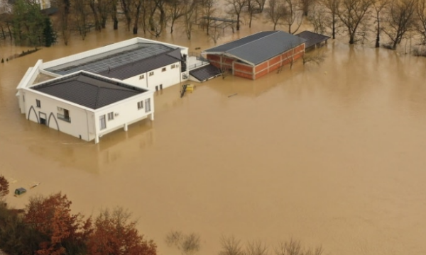 Restorantet nën ujë  pamje nga zona e Gurit të Zi në Volljakë të Klinës