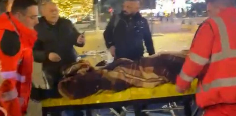 Policia ndërhyn në mesnatë për t i hequr karriget  Adriatik Lapaj dërgohet me urgjencë në spital