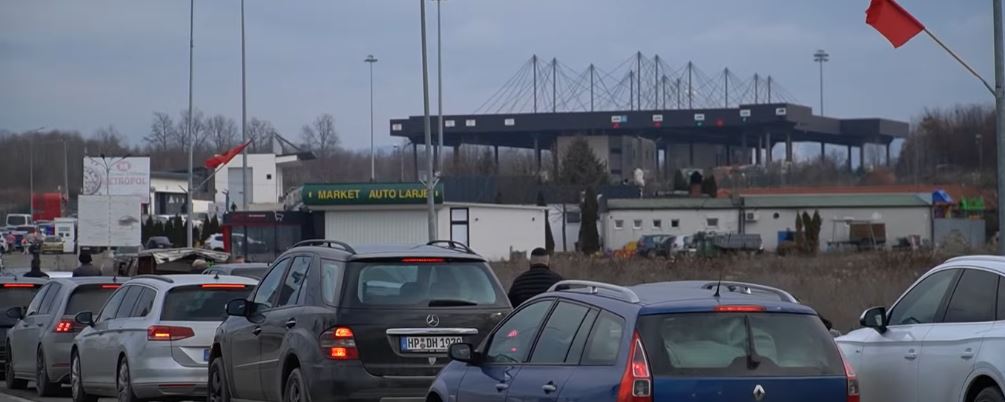 Fluksi në pikat kufitare shtohet  pritjet arrijnë deri në 3 orë