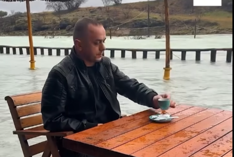 Me ujin deri në gjunjë e në shi  qytetari del pi kafe mes përmbytjesh në Mal të Zi