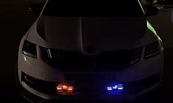 Gjobitet shoferi në Prishtinë  voziste me drita rotative