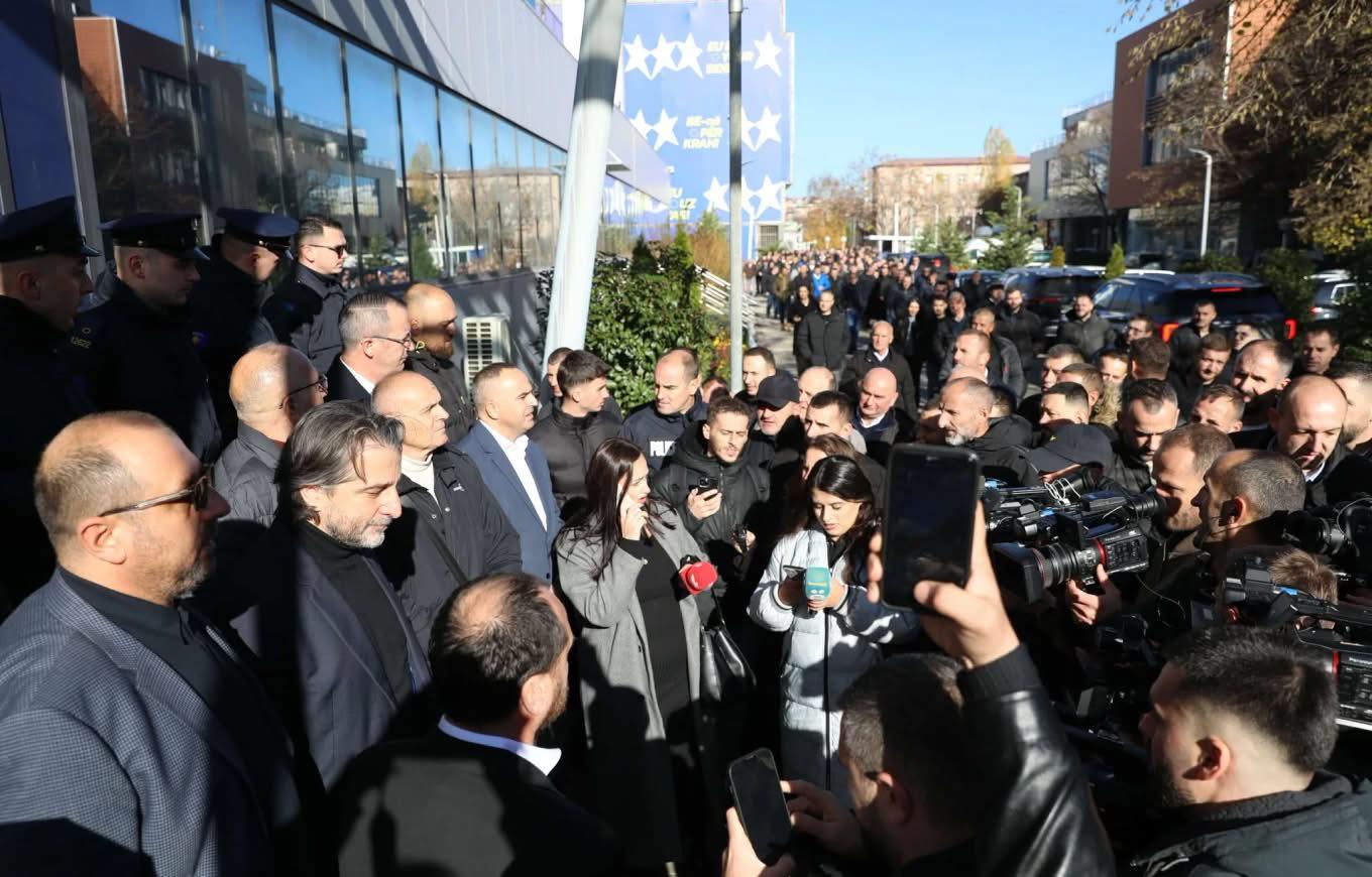 Dushi  Buxheti i Prishtinës sërish jashtë  bllokada vazhdon por Kryeqyteti nuk dorëzohet 