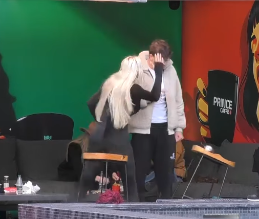 Eskalon Benita  gjuan karrigen dhe i bërtet Klodit