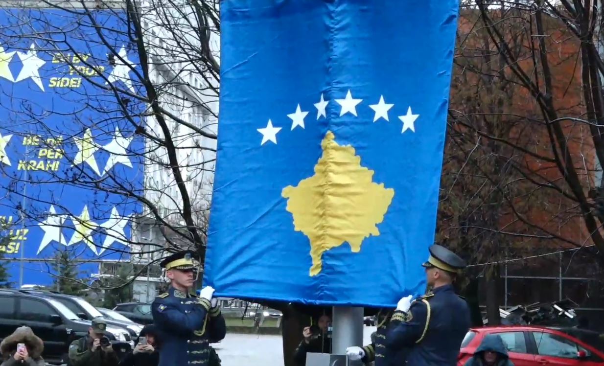 Ditëlindja e Kosovës  Bëhet ngritja solemne e flamurit